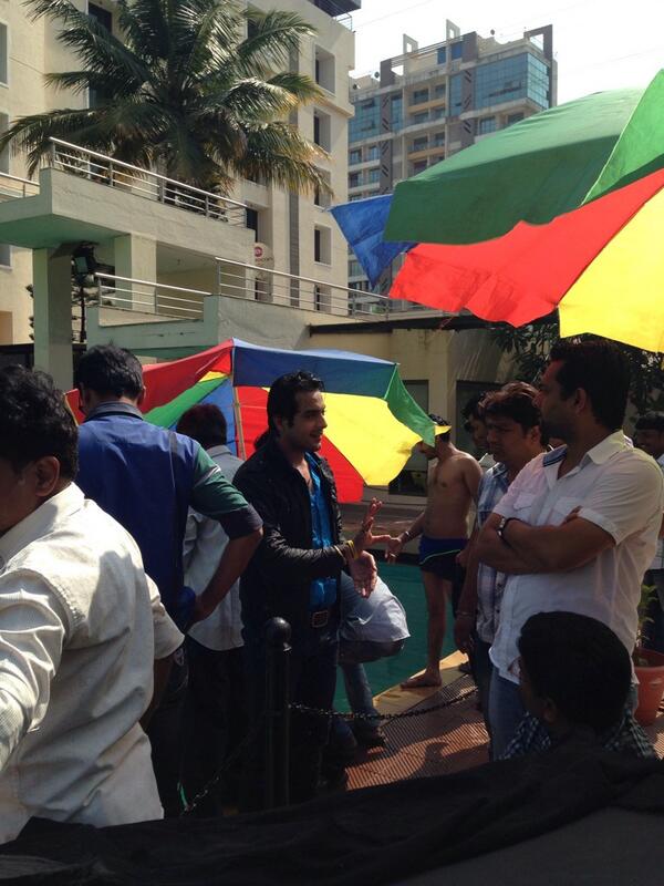 bajajgaurav7's tweet photo. The making of UNDERWATER SHOOT SEQ http://t.co/ywg3YshbKW