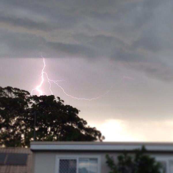 jackstocks22's tweet photo. ⚡️⚡️☁️🎥🌊☔️thunder storms http://t.co/8aO3htNhUo