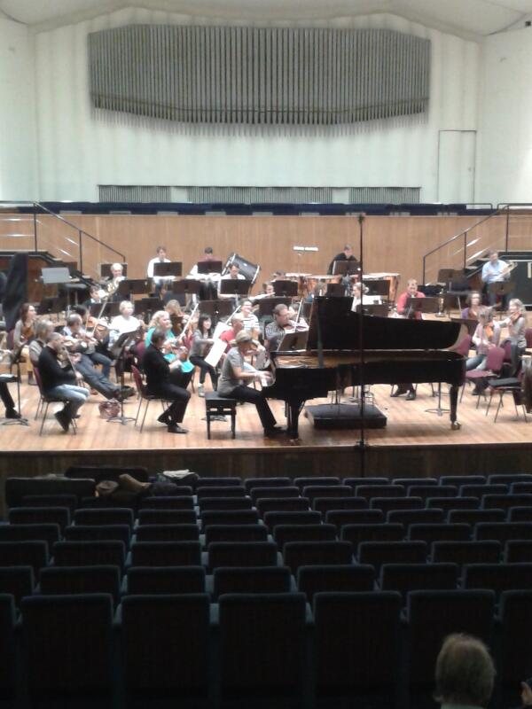 @Enricapianist #Ciccarelli rehearsing with #Stuttgarterphilharmoniker for tonight concert :-)