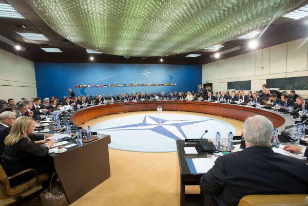 MO_RS's tweet photo. Danes se bodo ministri za obr. držav Nata med njimi @RomanJakic sestali v formatu ISAF in formatu Sveta Nato–Rusija. http://t.co/gcMgvSd3PU