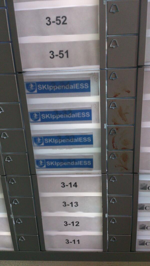 SKIppendalESS's tweet photo. Blodspor på dørklokka er alltid kos <3 http://t.co/4qJA0wL6AY