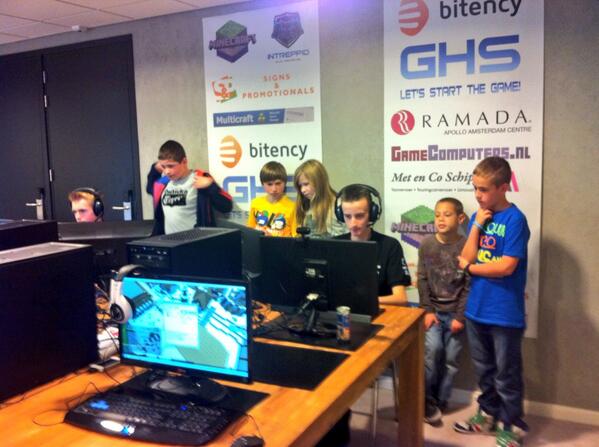 Nu bij recordpoging #minecraft. Voor de nitwits: razend populaire game. Tim, Patrick&Jelmer gaan #60uurlive. #hvnl