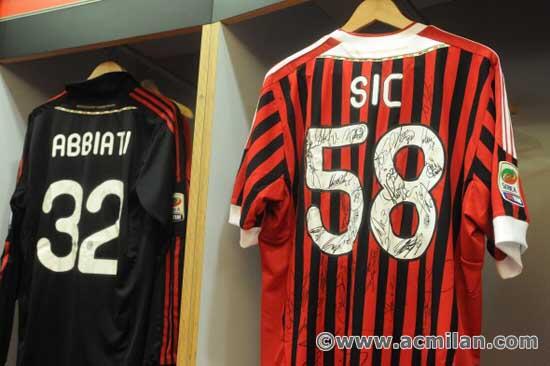 acmilan's tweet photo. Sono passati 2 anni da quando #Sic ci ha lasciato, ma la sua memoria vive per sempre nei nostri cuori #rossoneri. http://t.co/m7bOjj4ria