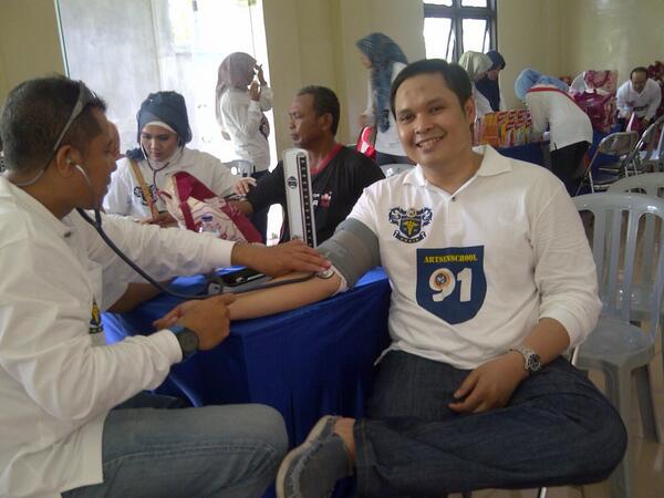 Cek tensi dulu, mumpung ada teman yang bantu ngecek tensi