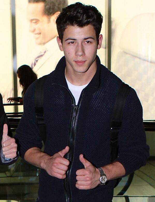 SourceNickJ_Fr's tweet photo. {21/10/13} Nick à l'aéroport de " LaGuardia " à New York. #5 http://t.co/dbimvpfBhg