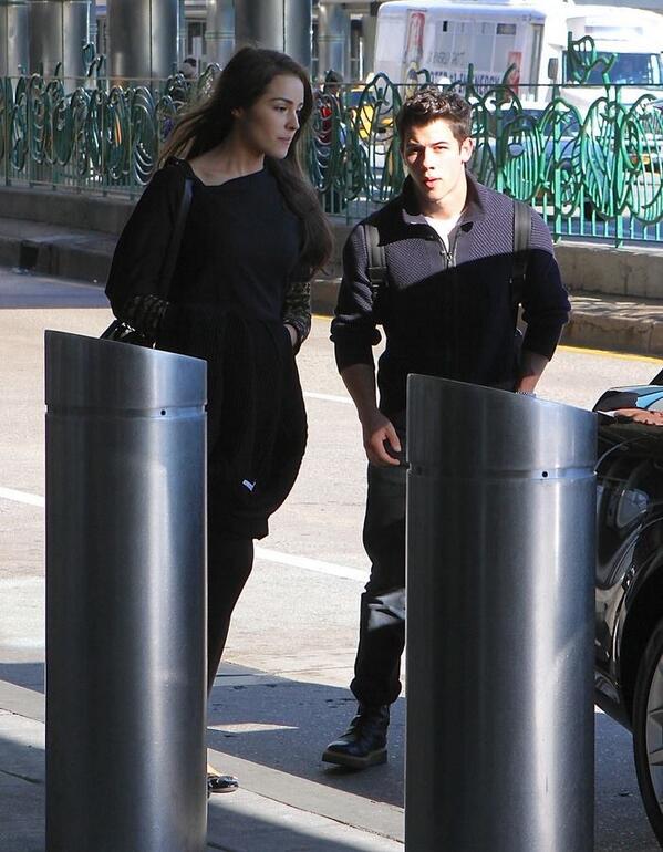 SourceNickJ_Fr's tweet photo. {21/10/13} Nick et Olivia à l'aéroport de " LaGuardia " à New York. #3 http://t.co/OH9zYzuxQe