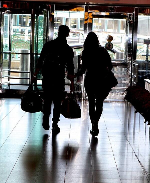 SourceNickJ_Fr's tweet photo. {21/10/13} Nick et Olivia à l'aéroport de " LaGuardia " à New York. #6 http://t.co/ndBUiDVDV2