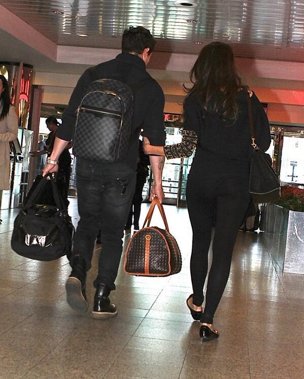 SourceNickJ_Fr's tweet photo. {21/10/13} Nick et Olivia à l'aéroport de " LaGuardia " à New York. #8 http://t.co/tPXjm93u2T