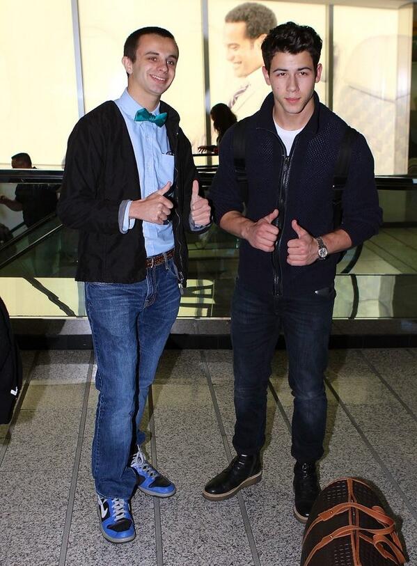 SourceNickJ_Fr's tweet photo. {21/10/13} Nick avec des fans à l'aéroport de " LaGuardia " à New York. #1 http://t.co/PPXeYW24af