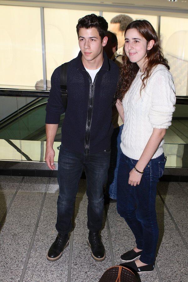 SourceNickJ_Fr's tweet photo. {21/10/13} Nick avec des fans à l'aéroport de " LaGuardia " à New York. #2 http://t.co/KlsSyjnv11
