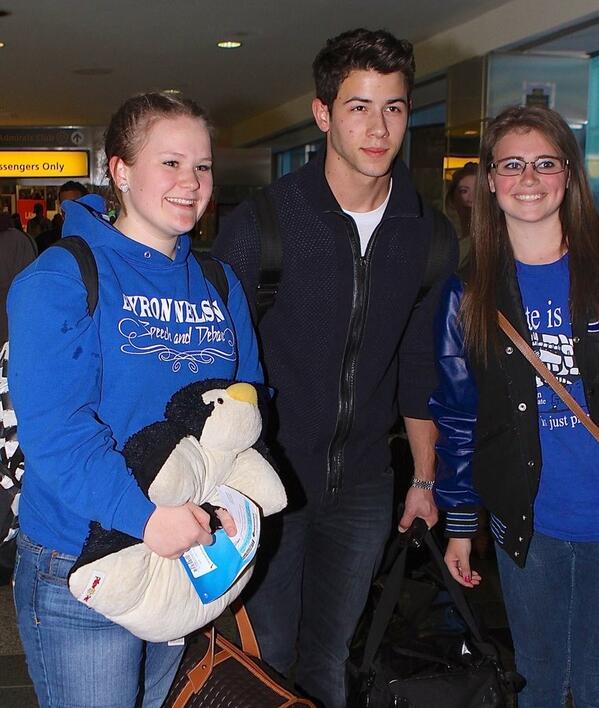 SourceNickJ_Fr's tweet photo. {21/10/13} Nick avec des fans à l'aéroport de " LaGuardia " à New York. #4 http://t.co/YvDBvHnY6E