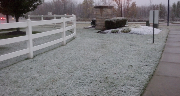 ErinLaviola's tweet image. And via @Tino10TV , this is the snow in Delaware County. #SnowInOctober
