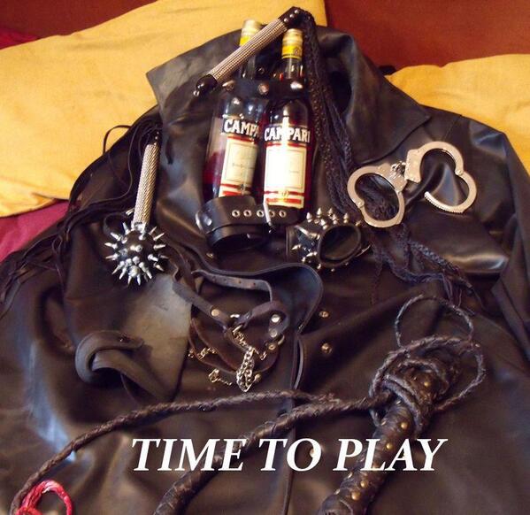 kinkyboyzz's tweet photo. hi friends....lets play tonight.......... http://t.co/yC7QWB4U28