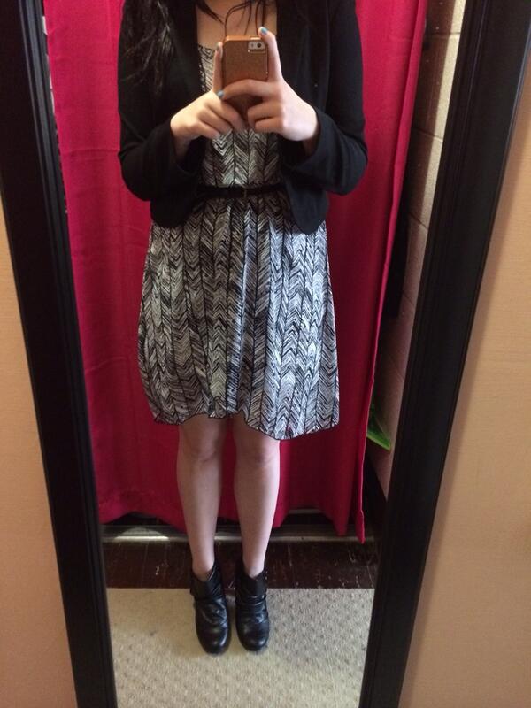 RaeDeBrabander's tweet image. Wearing a dress and heels when it's 36 degrees out. #CommMajorProblems