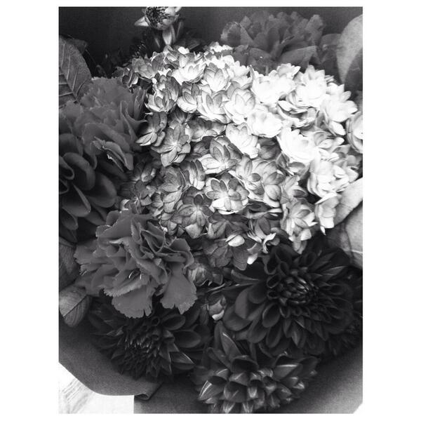 RendezvousMag's tweet photo. Avec les deux jolies fleuristes de Mémé dans les orties. http://t.co/bhJwYgH3FN