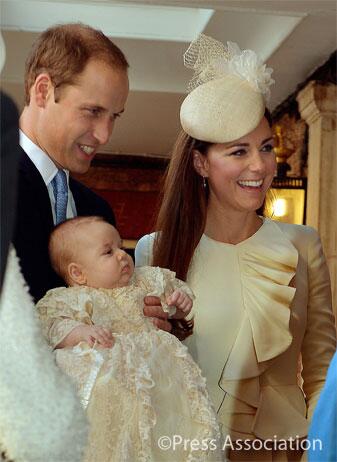 ClarenceHouse's tweet photo. The Duke and Duchess of Cambridge arrive with Prince George for his christening at St. James's Palace http://t.co/1UYaeEHrdo