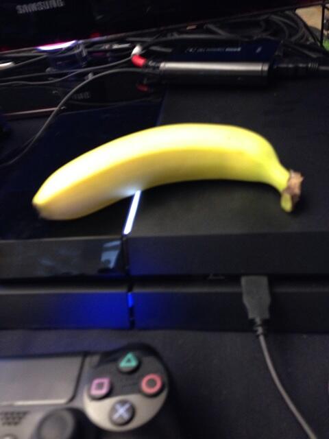 Whiteboy7thst's tweet photo. Banana on a PS4 http://t.co/Dbf1M34vTg