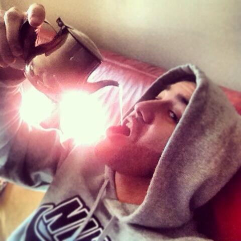MehFleuron's tweet photo. On s'en fout verre ou pas verre on boit comme on peux ☕ 😜😍 http://t.co/X6zbNluYW7