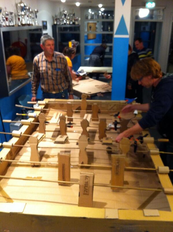 mereltwit's tweet photo. Kartonnen voetbalspel bij VV Hoograven @Rotslab @Cardboarders http://t.co/eDscRPZy30