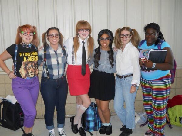 The_Redhead_'s tweet photo. The Nerds👓. #spiritweek2013 #seniors #bffs @Edgyedrei @mackinluv @NeonnTechnilite http://t.co/S6RV6iuvK7
