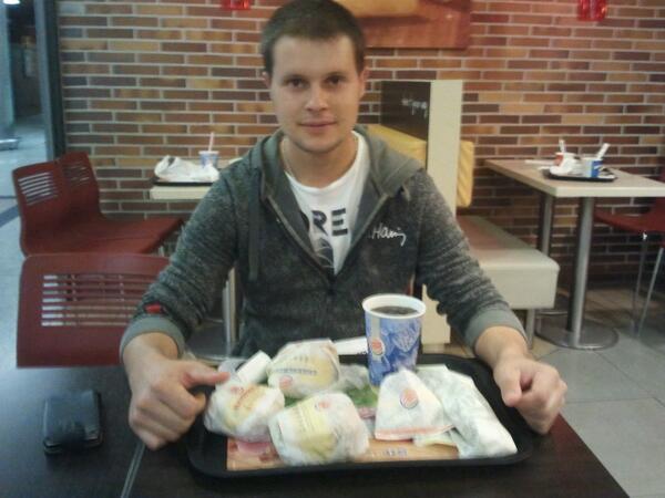 PedroLpezAl's tweet photo. Como te va el Burger amigo. @chellanero http://t.co/paMzwutM0h