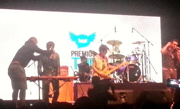 ElViejoAndrew's tweet photo. Con la buena musica de @TheMillsBand en los @PremiosTWCo @Chartwt @KashuerY @catecreativa @Tuitere_sinjeta @Lorelains http://t.co/yczmzZ7Agk