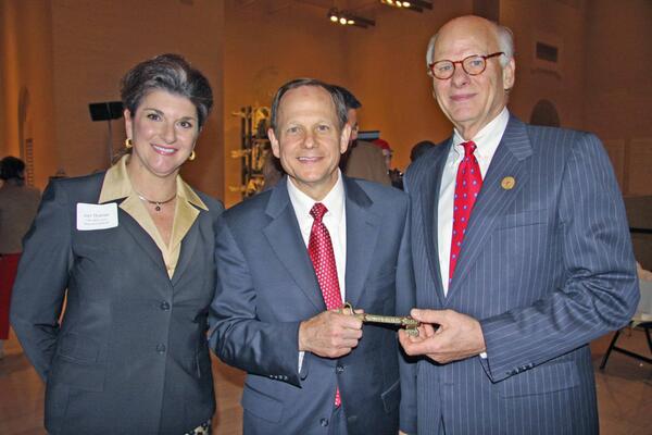 GentryTrotter's tweet photo. #VPFair director Jim Eckoff given #KeytoCity 4 dynamic contributions by @MayorSlay as #2014Fair moves 2 #ForestPark. http://t.co/Z1007OwmSt