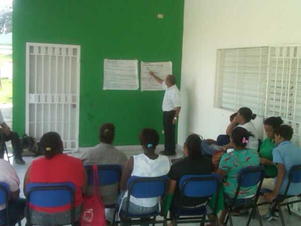 CTCVillaMella's tweet photo. Agronomo Ramon Vargas presento beneficios para los hogares con los huertos. @margaritacdf @ProSoliRD @CTCRD http://t.co/Ry4nzlUSpi