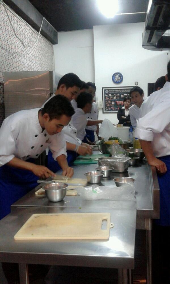 Miamifleet_'s tweet photo. Hot kitchen class in action... http://t.co/Heq7t9mdwG