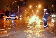 Corriere's tweet photo. Milano, il Seveso esonda: interrotte linee del tram  http://t.co/IUF09aHUl2 http://t.co/0QRWuhZiSb