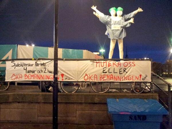 24000Stockholm's tweet image. En övernaturlig sjuksköterska startade manifestationen i natt på Södermalmstorg - värmer i ❤ @metrosverige #sskriot