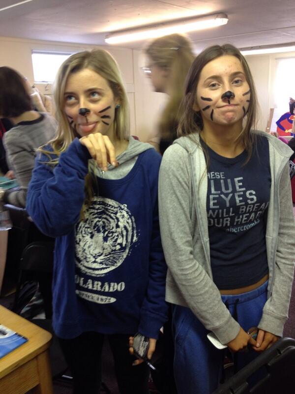 Laura_Dempsey95's tweet image. 6th year we've officially lost it #kittycats #6thyearproblems 🐱