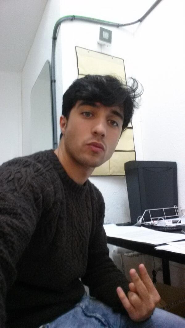 DME111's tweet photo. In the ofice#becario#administrador#yoigo#instatequietoquetemeto http://t.co/6cs3rG6YvG