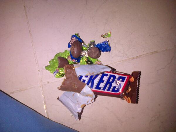 Nanchopo's tweet photo. No hay mal que 100 años dure, ni pena que el chocolate no cure #snickers #aburrido #chocobreak http://t.co/65rvqhJDcZ