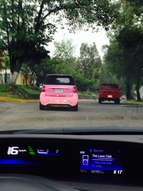 Qué es peor que un coche color Pepto-bismol? Un smart color Pepto-bismol