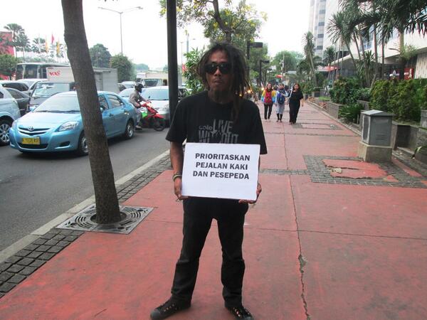 hokatarsis's tweet photo. RT @trotoarian Musisi Ho Katarsis ikut dlm Aksi Sosialisasi KPK hari ini "Prioritaskan Pejalan Kaki &amp; Pesepeda" http://t.co/njfUa3W1Ps