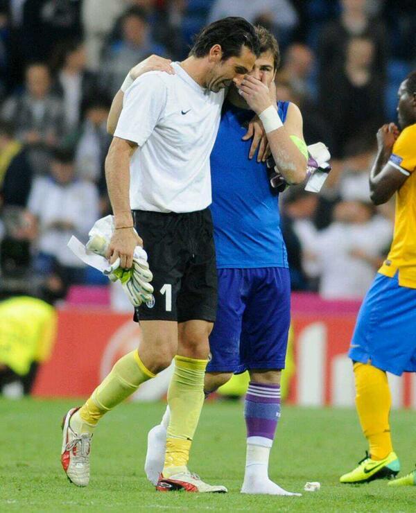 ReaI_Madrid_CF's tweet photo. Como aficionado al fútbol, ¿Quien es mejor portero? 

RT: CASILLAS

FAV: BUFFON http://t.co/a5J5sORT07