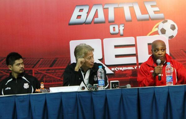 Fanboycrypto0x's tweet photo. Bepe + Coach Danur : Tetap Indonesia yang menang bro :)  http://t.co/tWTEjlWGqn #BattleOfRED http://t.co/abjlIQAnTL