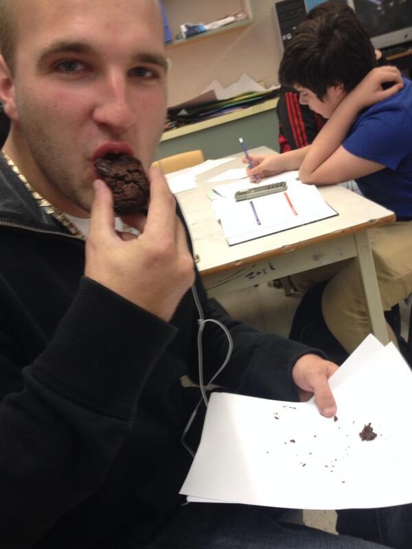 660Butt's tweet image. Weed brownies in art! Ahaha hotta love school