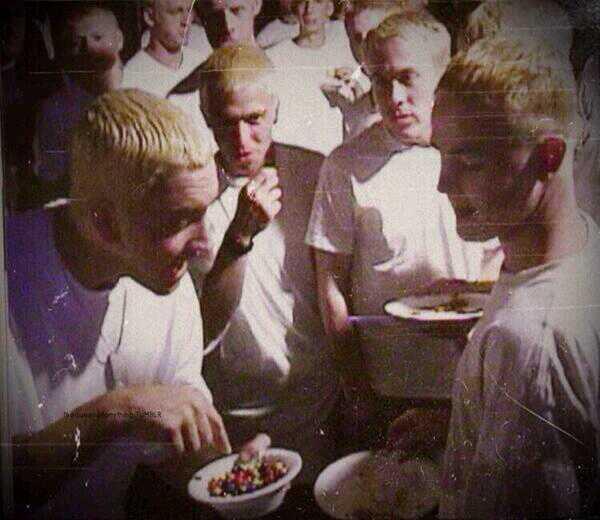 Eminem compartiendo M&amp;Ms con otros Eminems. 2000.
