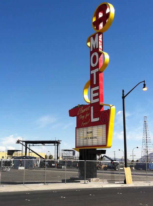 lifeisbeautiful's tweet image. RT @HighFiveProgram Magic is happening @LifeIsBeautiful we're ready to rock with @GeminiPSTweets #LessTrashMoreFun!