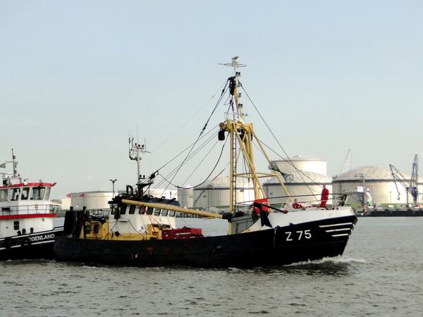 Een pracht foto  Hier is er eentje terug van 24/10 
Passage langs Vlaardingen . 

.otovandijk @statpett <a href="/KNRM/">KNRM</a>