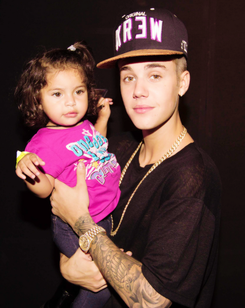 JieberSwag's tweet photo. He's so perfect with kids it makes me sad http://t.co/Cz8EjKn2u6