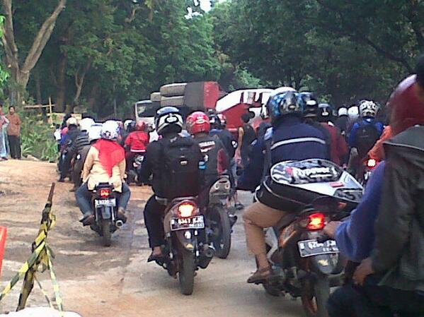 R1N4R5's tweet photo. 06.37 Jl TB Simatupang arah Pertanian macet Imbas molen terbalik di dpn Nesle terbalik http://t.co/N0B9FsMjyH"colek @anieshus