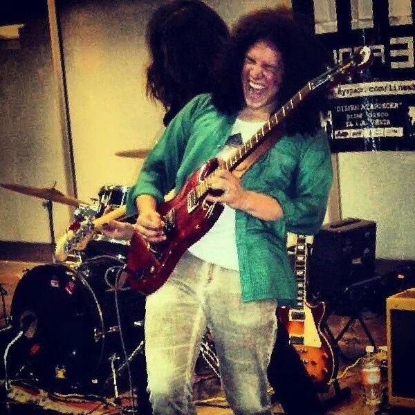 JohnNastyBoots's tweet photo. Quieren ponerse así de locos al tocar la guitarra? Vengan a clases, yo les enseño!! http://t.co/AcJASo3gvn