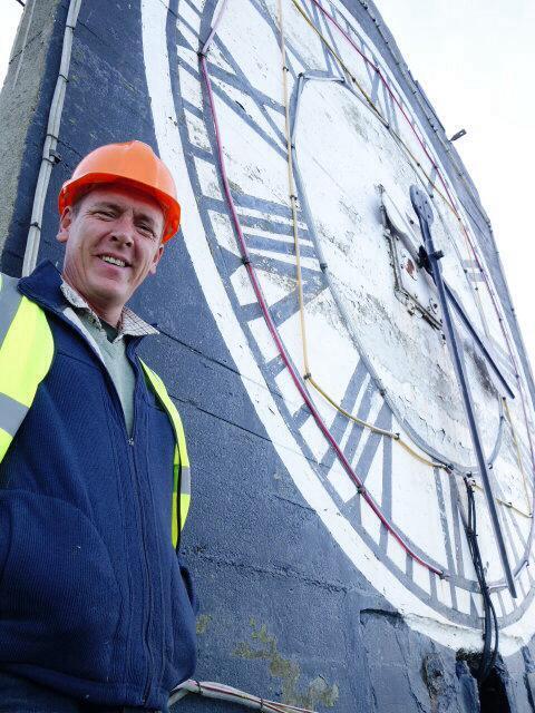 1GarethWynJones's tweet image. Me yesterday next to a very #BigClock filming for @S4C and @henoS4C don't forget to watch 7.00 tonight