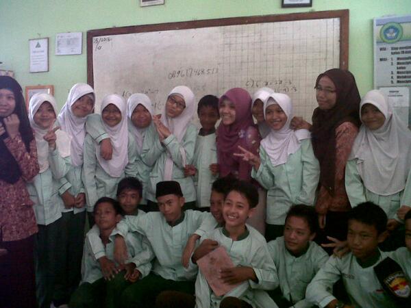 8gendeng's tweet photo. @lidyaarnidha1 @cindy_loreta @Eka_comate @bill_leonardo ibu matematikk♥ http://t.co/IOzU9qkIAv