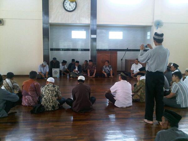 Mang <a href="/OdedMD/">Oded Muhamad Danial</a> ngabandungan warga selesai Jumling di masjid alfitroh kmp Mrgahayu raya metro jl Merkuri@PemkotBandung