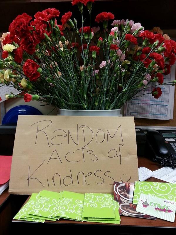 GoodLifeSASK's tweet photo. 1pm at the Centre Mall parking lot area....#Randomactsofkindness. Come out and say hello! #yxe @GoodLifeFitness http://t.co/3UIBMpQdOP