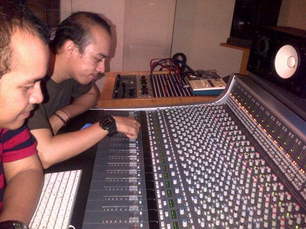 With @ZaldyDante @UPBeatStudio finishing Mas <a href="/piyu_logy/">P I Y U</a> music. Great studio and great atmosphere too :)